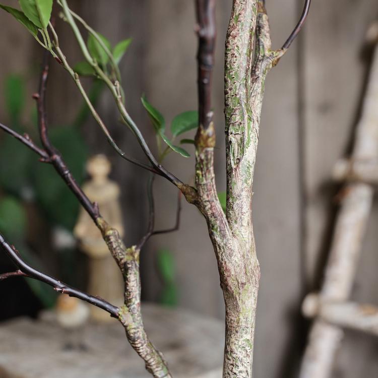 Albero artificiale con foglie verdi in vaso