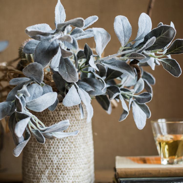 Stelo di pianta artificiale con foglie selvatiche
