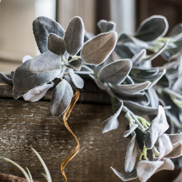 Stelo di pianta artificiale con foglie selvatiche
