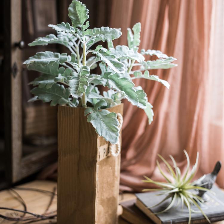 Stelo di pianta artificiale con foglie selvatiche