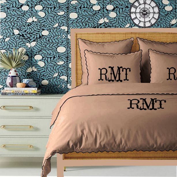 Parure de lit en coton 400 fils, broderie festonnée, monogramme taupe