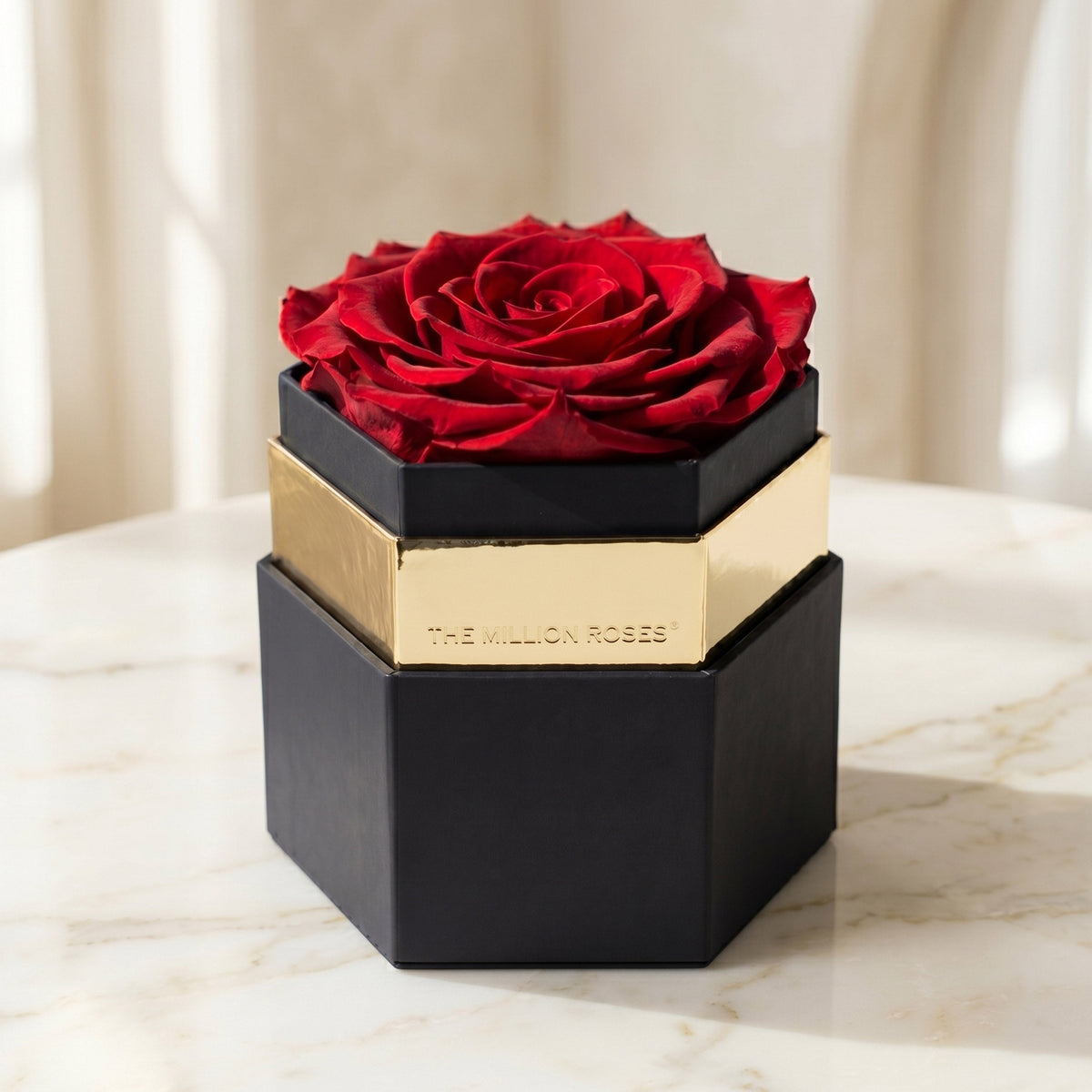 Coffret hexagonal noir One in a Million™ | Rose rouge