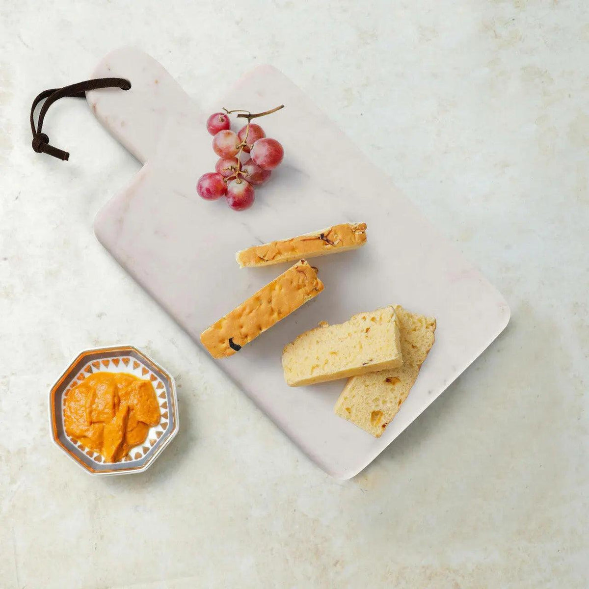 Tagliere da portata in marmo Bloom con manico in pelle