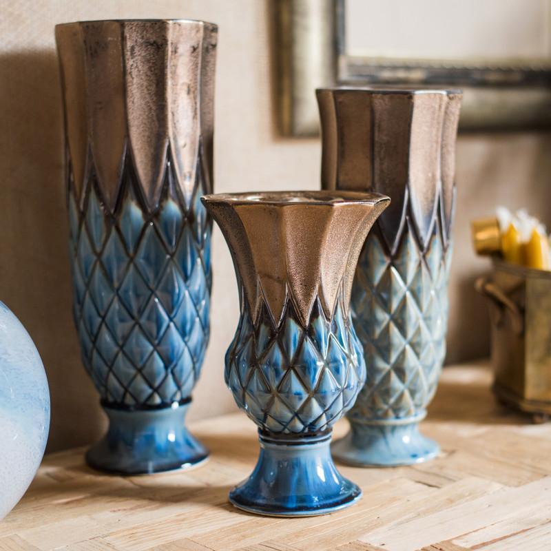 Collection de vases en céramique émaillée à motif grille bleu et or