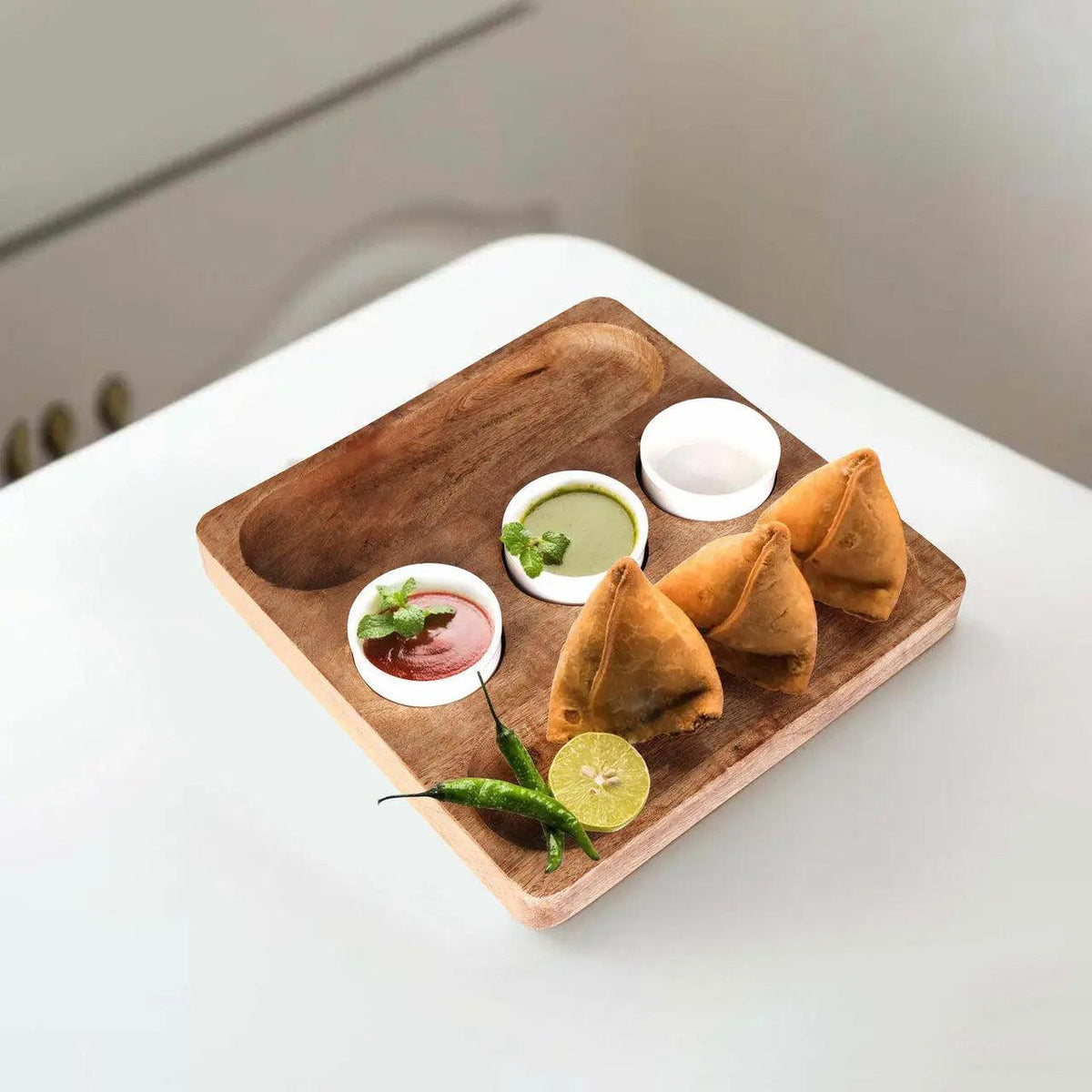 Plateau de service en bois d'acacia et céramique Bouffe