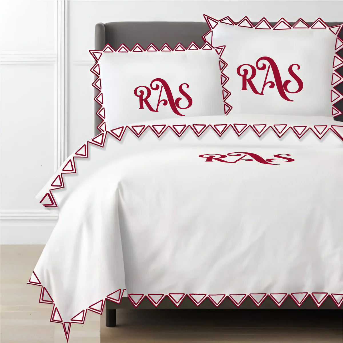 Parure de housse de couette unie en satin de coton 400 fils avec broderie triangulaire Ashley de Monogram
