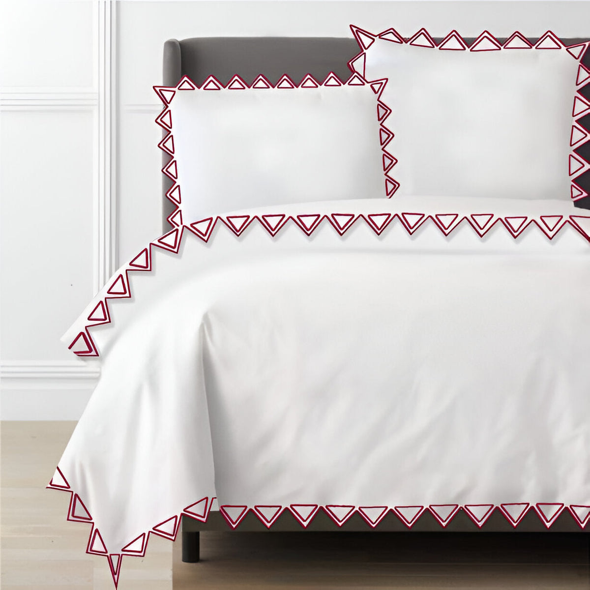 Parure de lit Ashley en satin de coton 400 fils avec broderie triangulaire