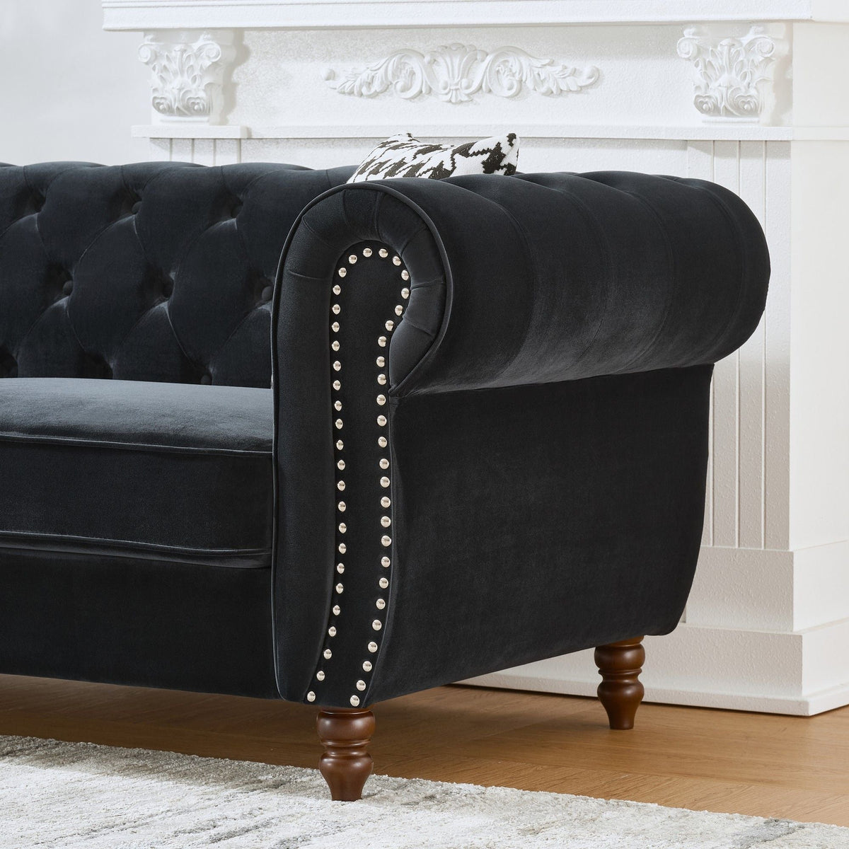Canapé en tissu style Chesterfield avec accoudoirs enroulés et clous de tapissier