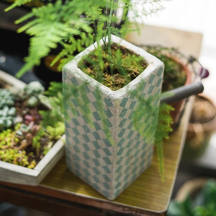 Set di 3 piccoli vasi in cemento con motivi blu, scelti casualmente