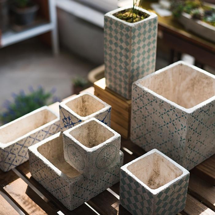 Set di 3 piccoli vasi in cemento con motivi blu, scelti casualmente