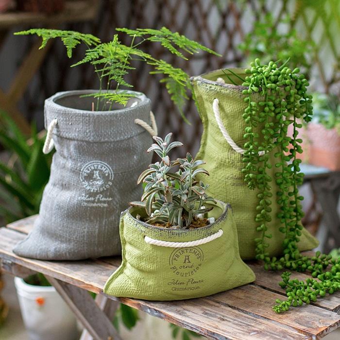 Design de cache-pot en céramique effet sac en lin