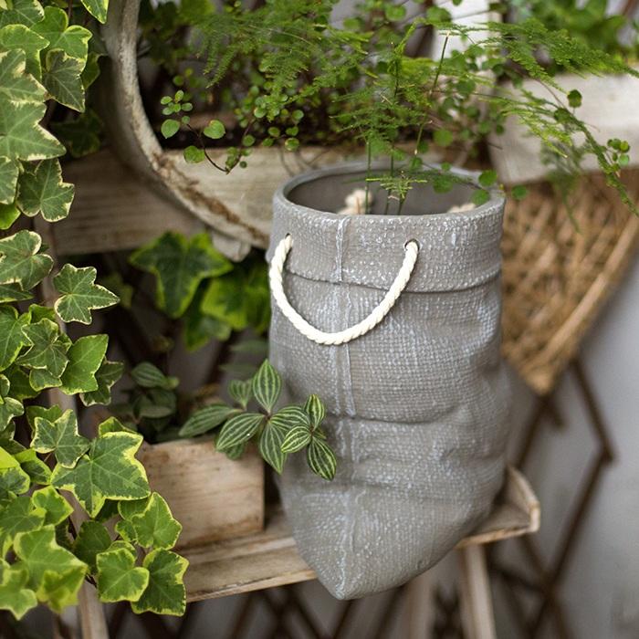 Design de cache-pot en céramique effet sac en lin