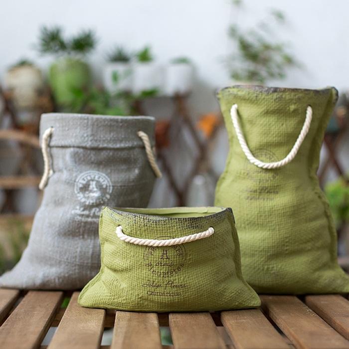Design de cache-pot en céramique effet sac en lin