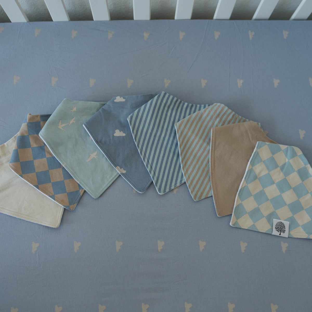 Set di 8 bavaglini a bandana motivo nuvole
