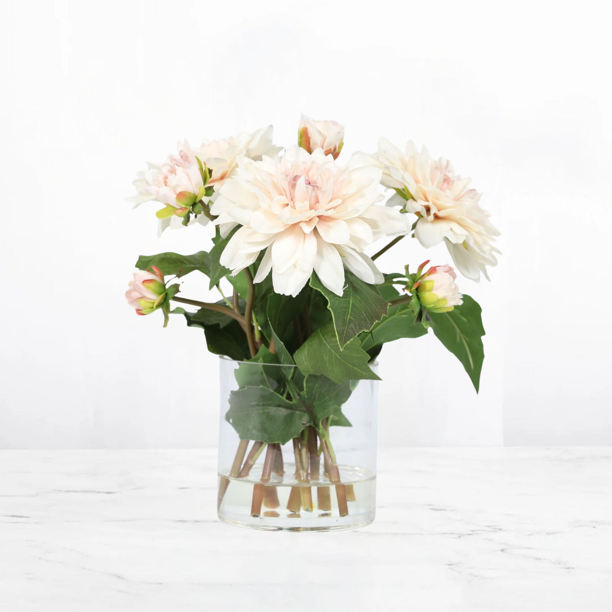 Composition florale de dahlias artificiels dans un vase en verre - 25 cm