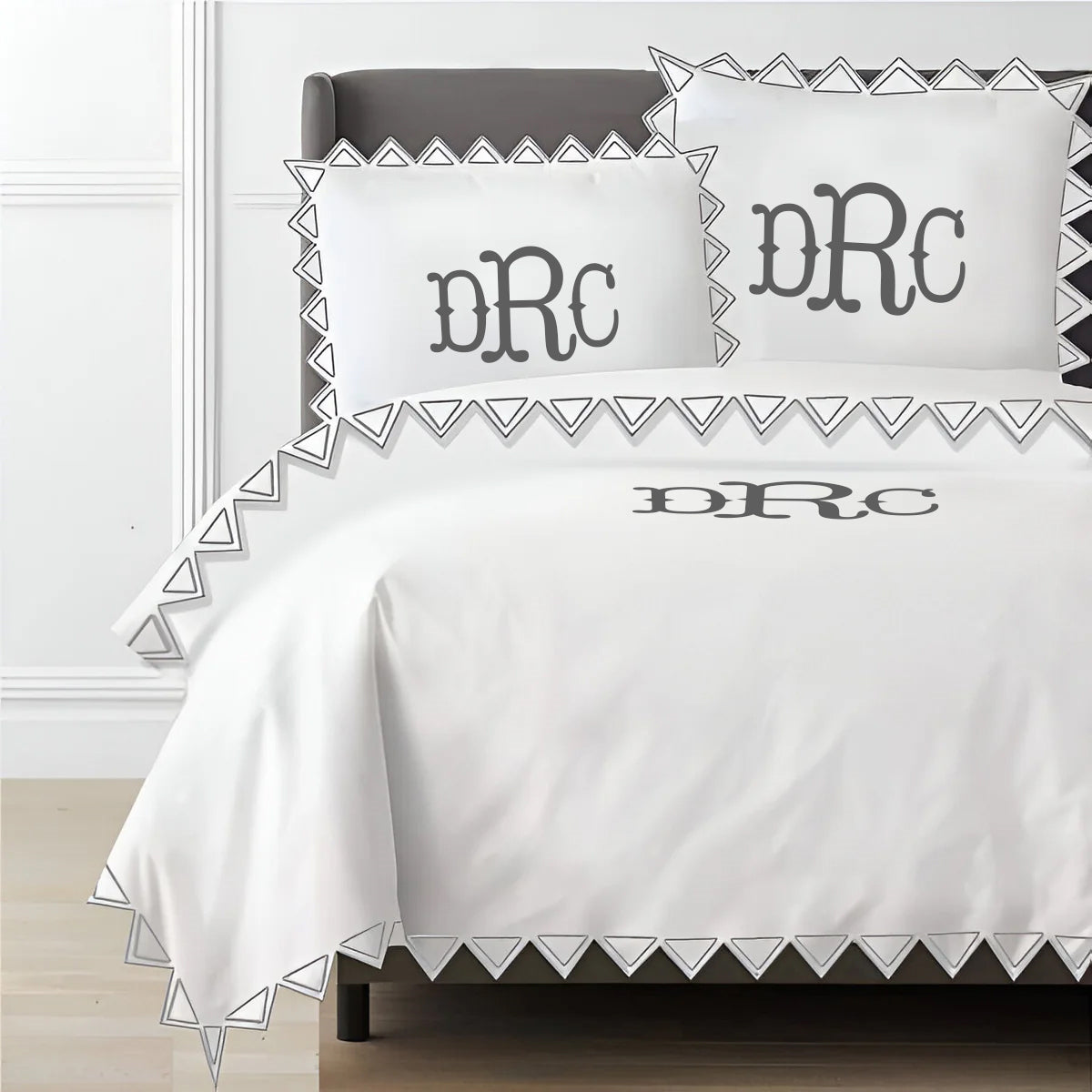 Parure de housse de couette unie en satin de coton 400 fils avec broderie triangulaire Ashley de Monogram