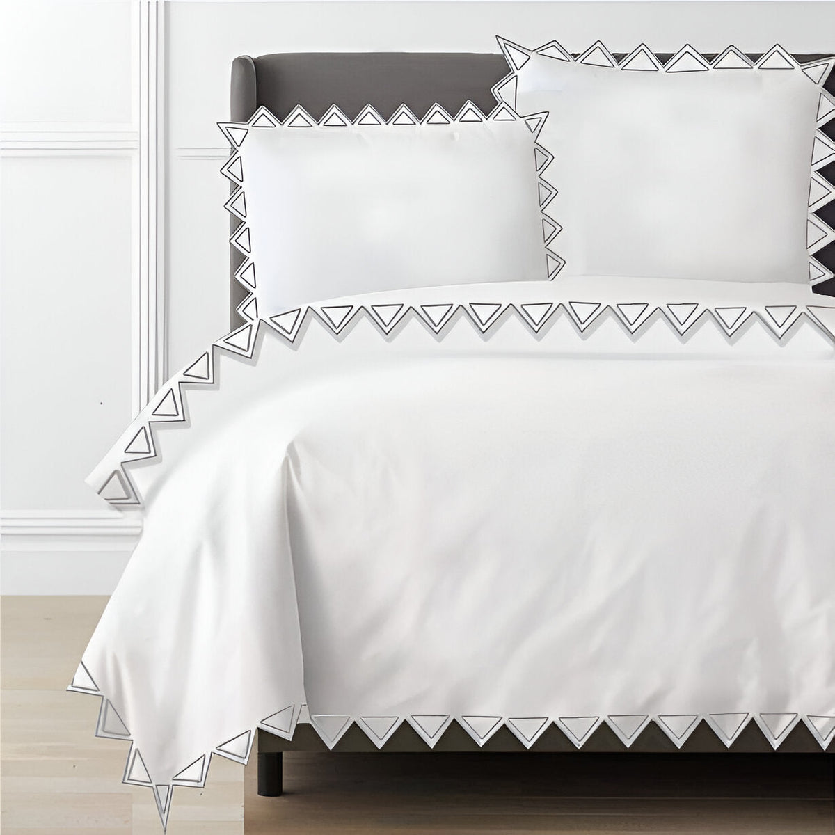 Parure de lit Ashley en satin de coton 400 fils avec broderie triangulaire