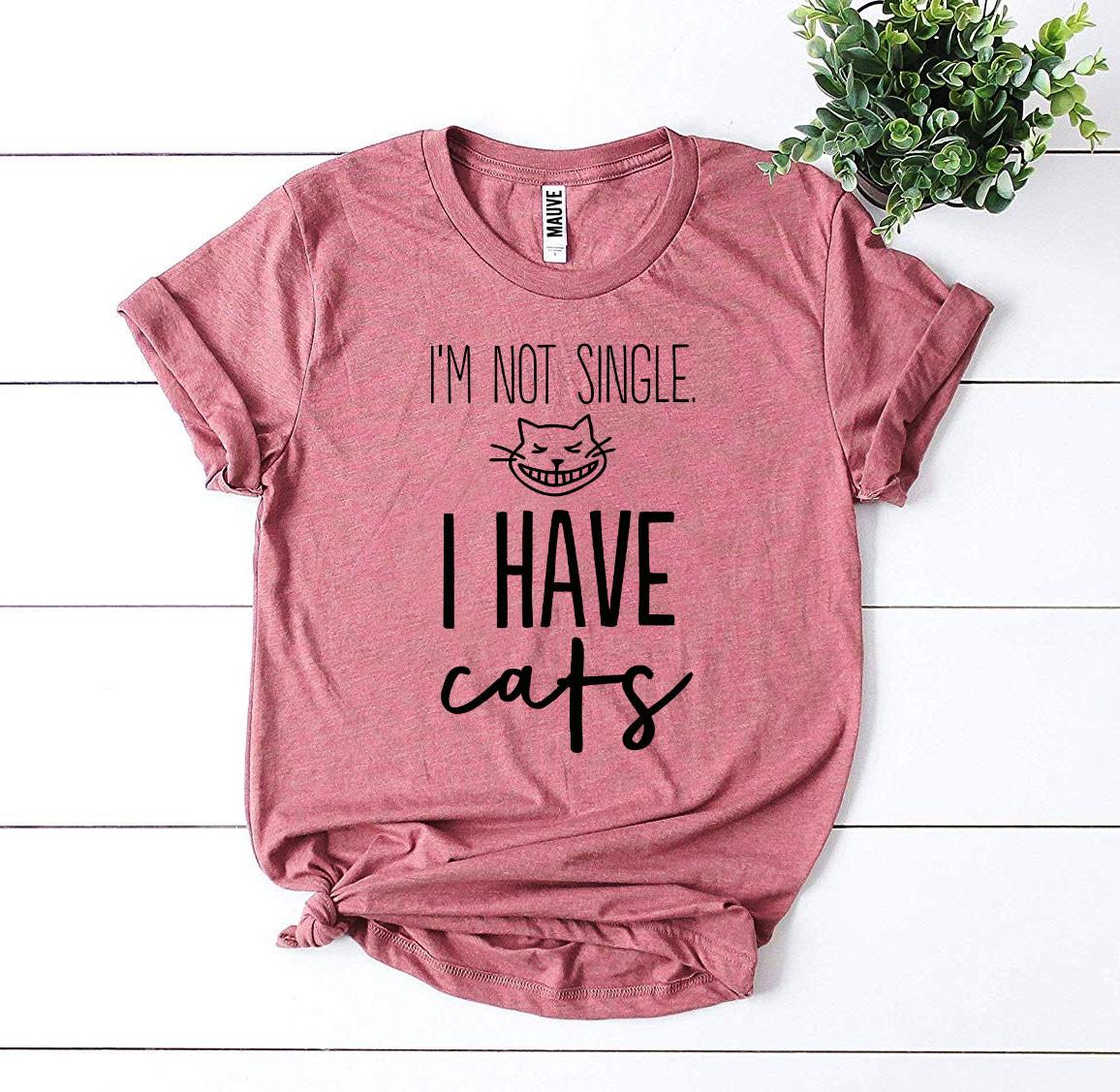 T-shirt « Je ne suis pas célibataire, j'ai des chats »