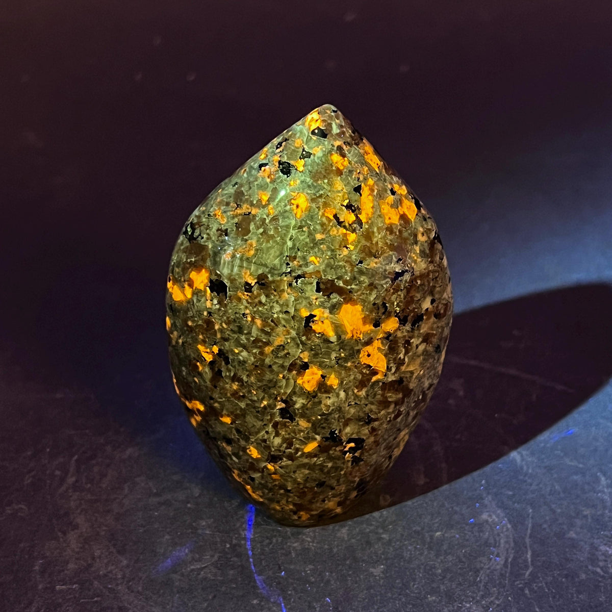 Flamme sculptée en syénite sodalite polie réactive aux UV