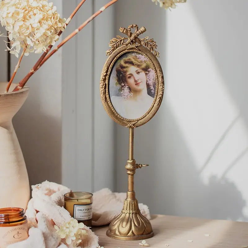 VINTAGE PEDESTAL PHOTO FRAME