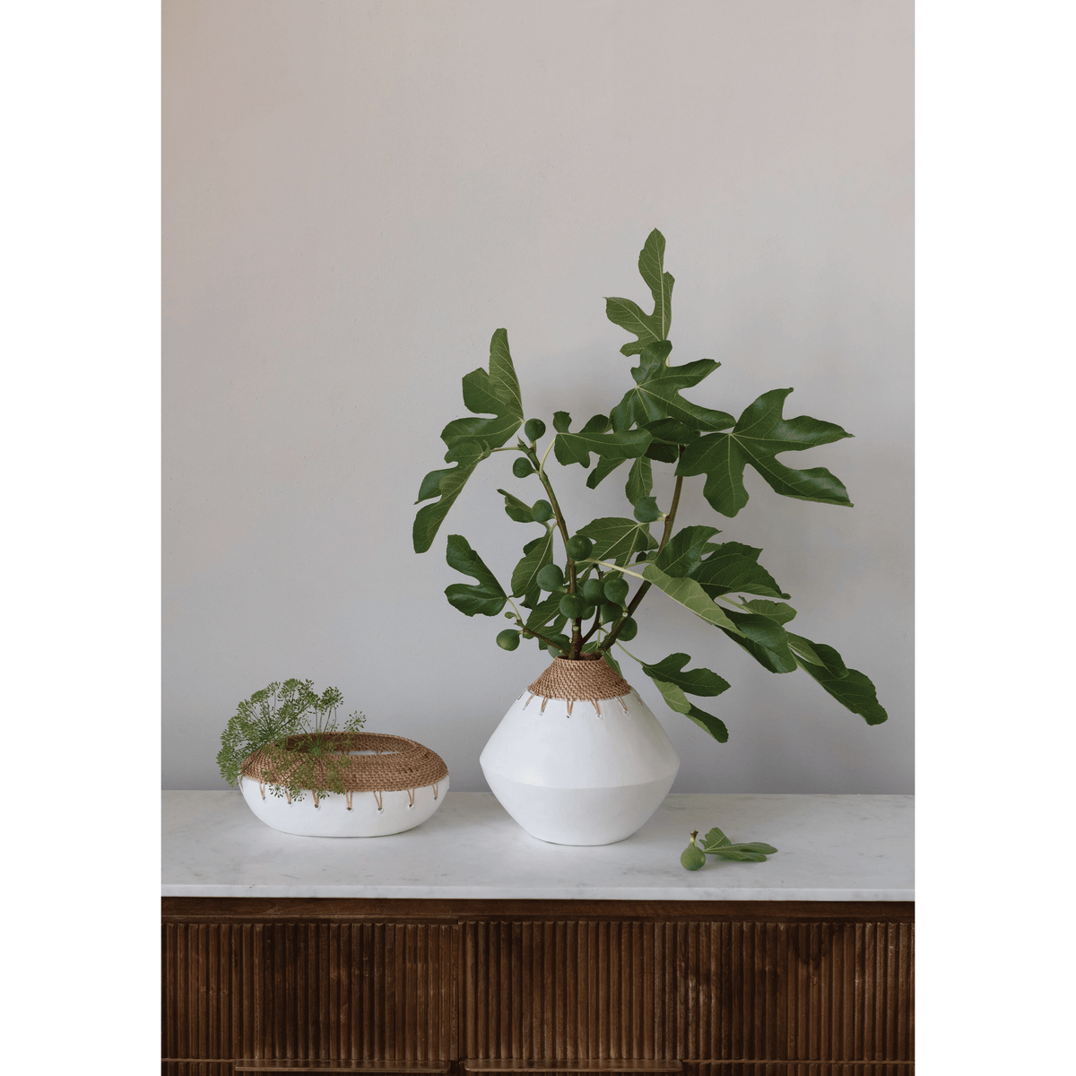 Fioriera in terracotta Benton con cuciture in rattan intrecciato a mano