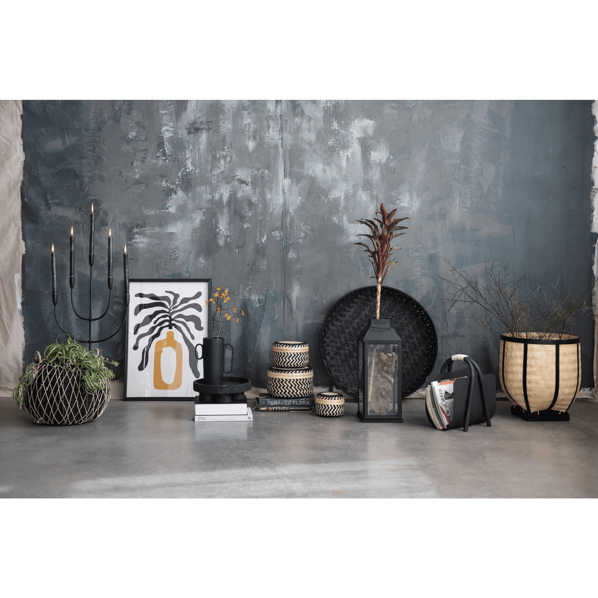 Vassoio decorativo in legno di paulonia con piedini, nero