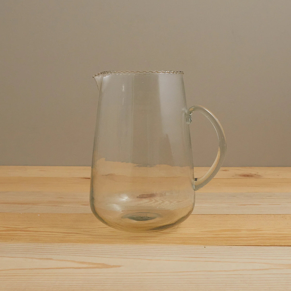 Pichet en verre à bord festonné