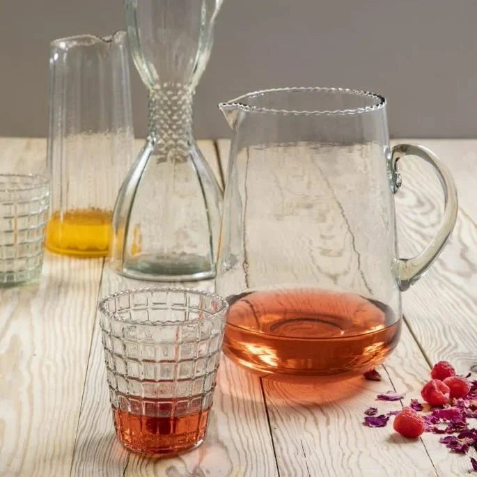 Pichet en verre à bord festonné