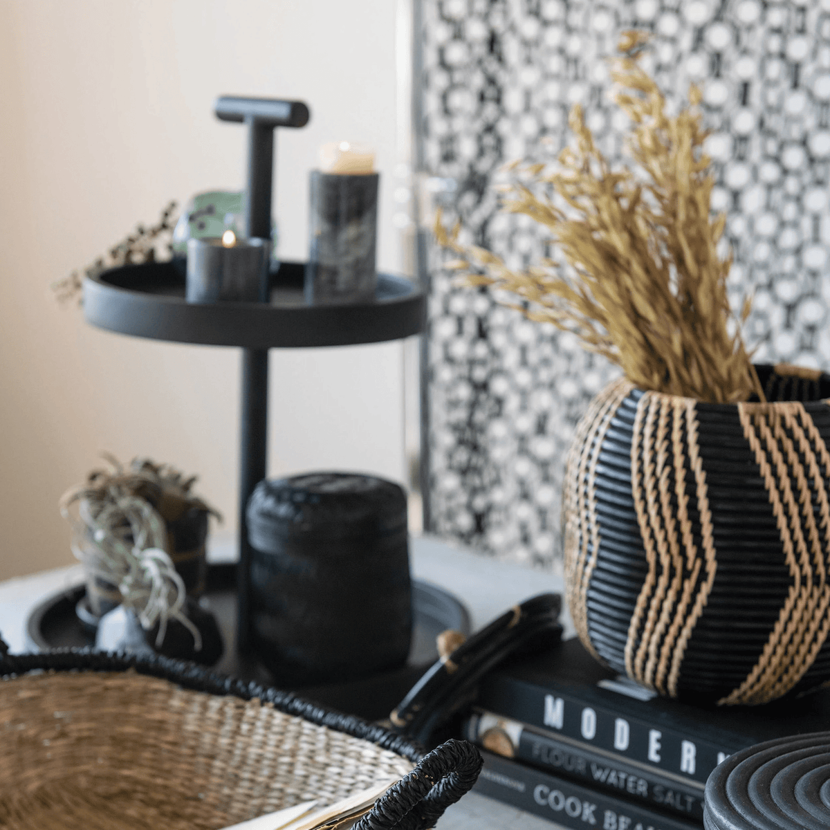 Scatola portaoggetti decorativa in legno di mango intagliato con coperchio