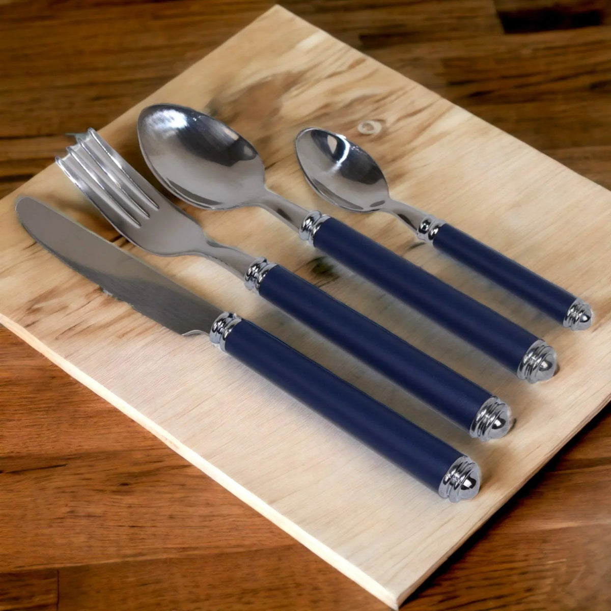Set di posate con manici blu e contenitore