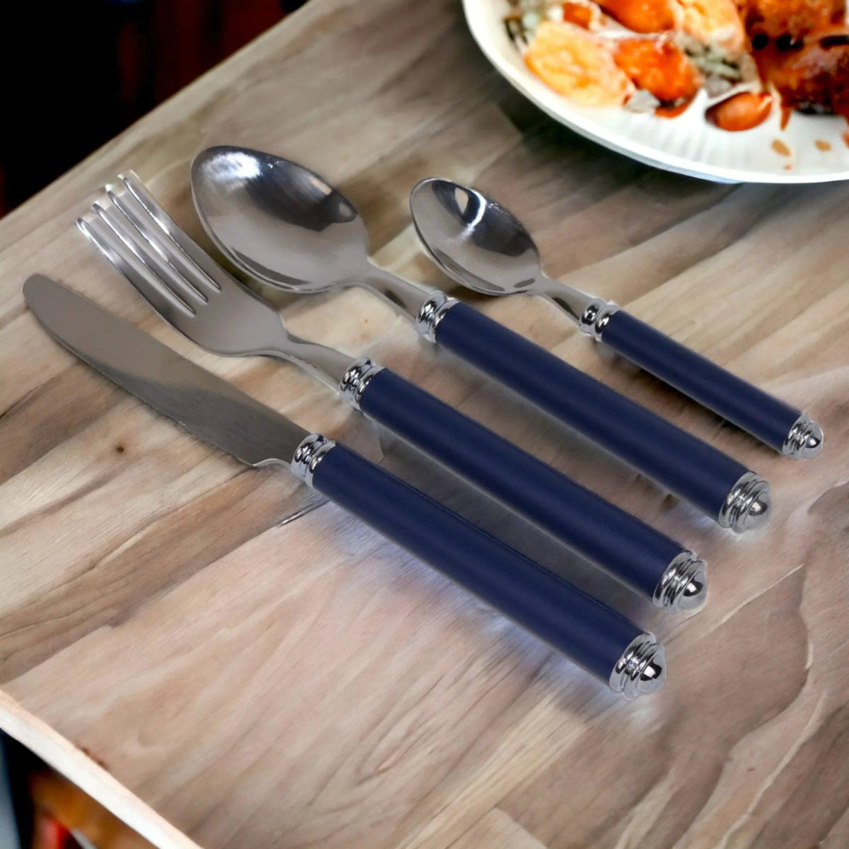 Set di posate con manici blu e contenitore