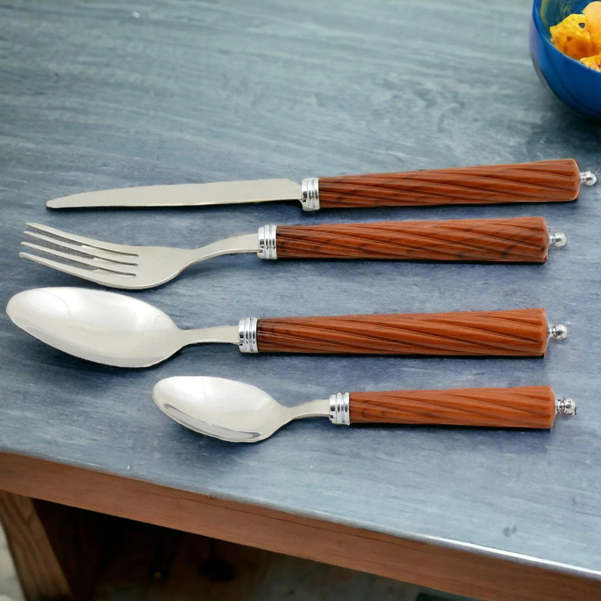 Posate con manici in legno