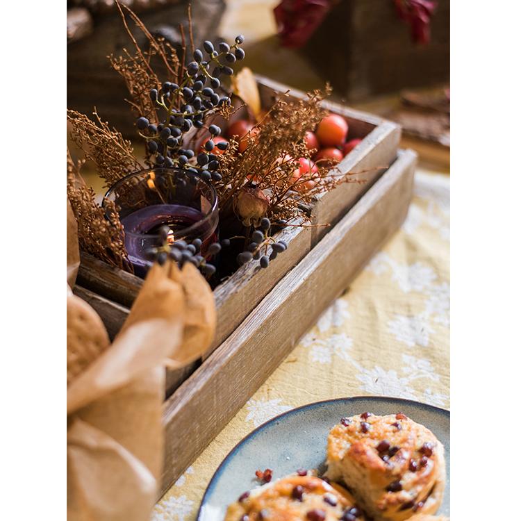 Ensemble de quatre boîtes de table en bois massif