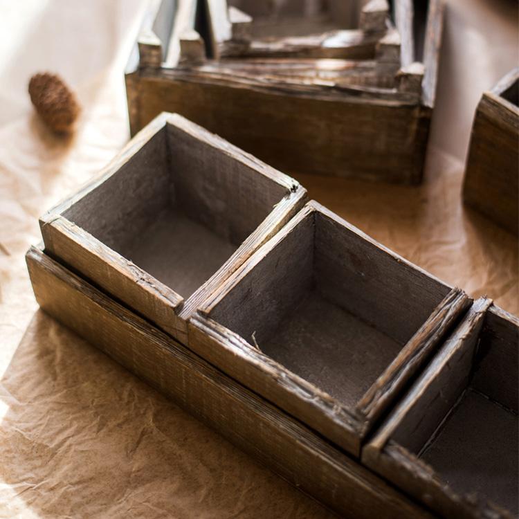 Ensemble de quatre boîtes de table en bois massif