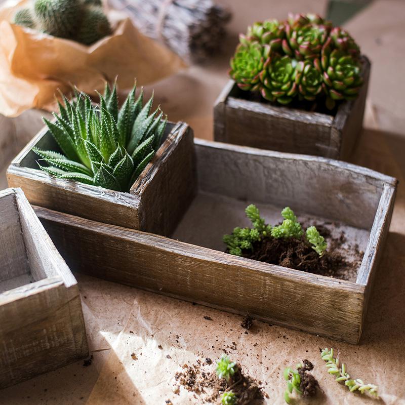 Ensemble de quatre boîtes de table en bois massif