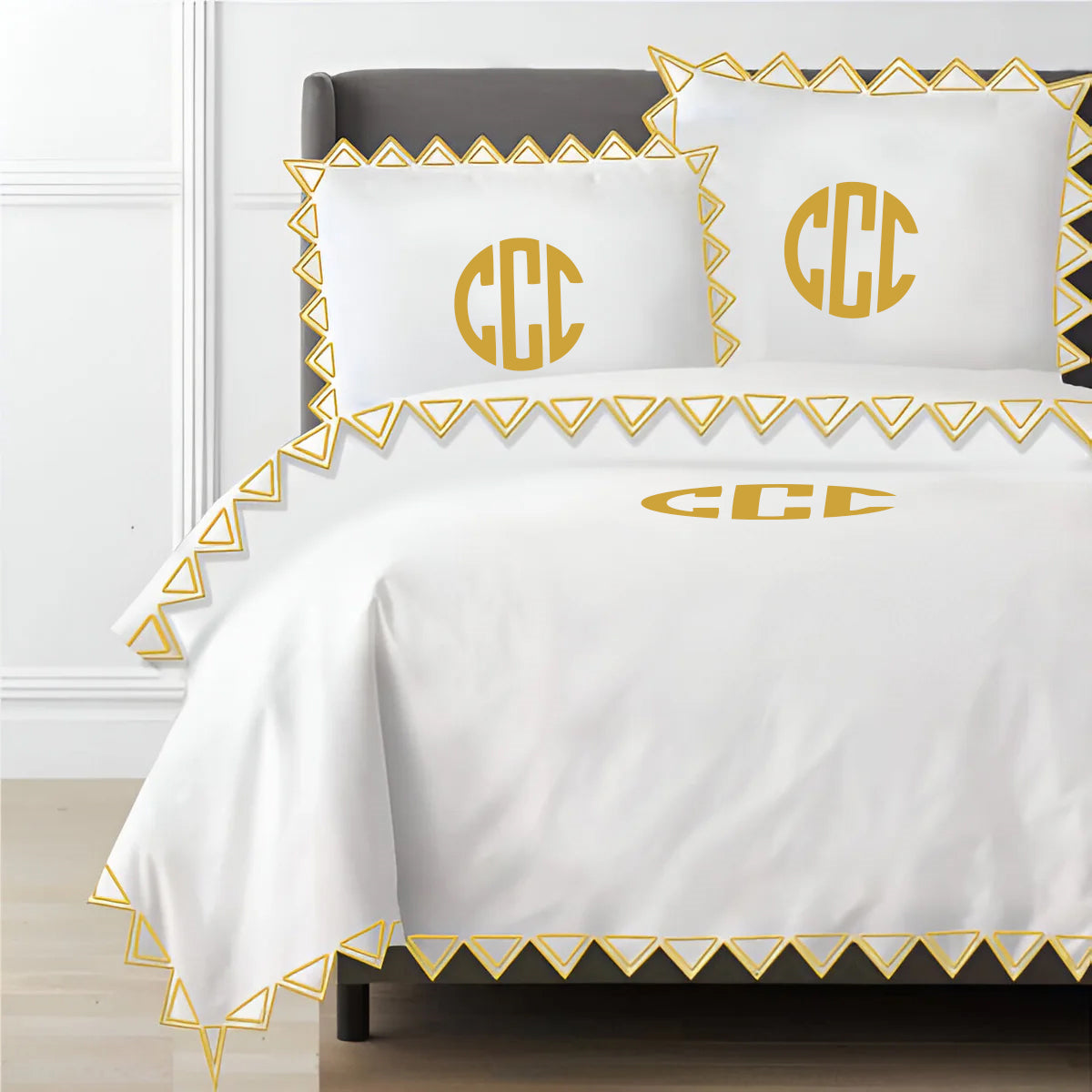 Parure de housse de couette unie en satin de coton 400 fils avec broderie triangulaire Ashley de Monogram