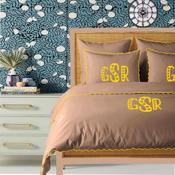 Parure de lit en coton 400 fils, broderie festonnée, monogramme taupe