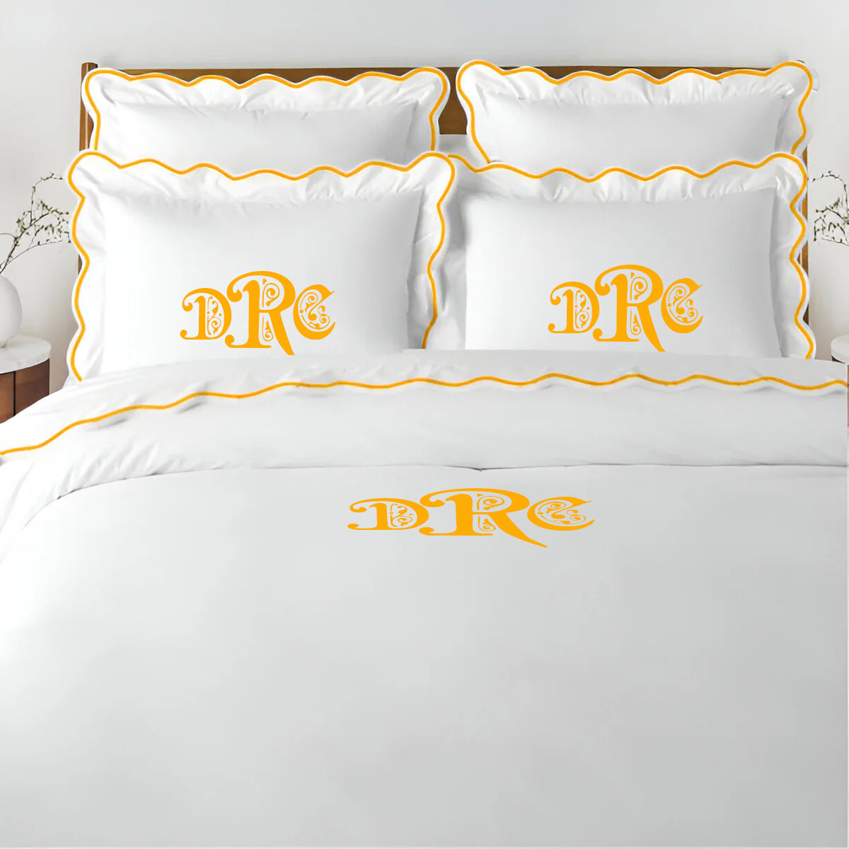 Parure de lit unie en satin de coton 400 fils avec broderie festonnée et monogramme