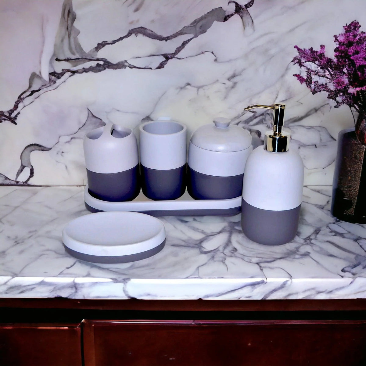 Ensemble d'accessoires de salle de bain gris avec plateau de courtoisie