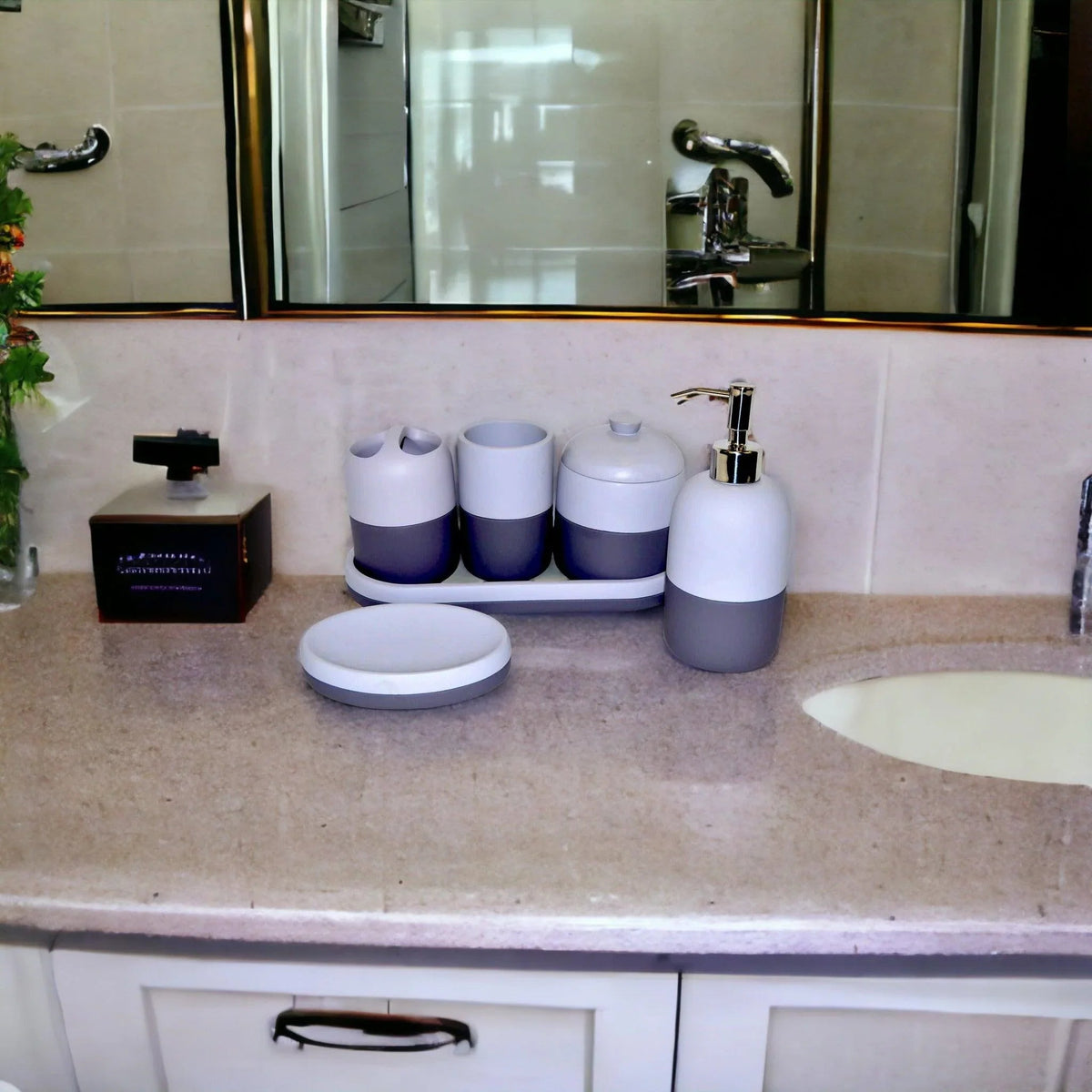 Ensemble d'accessoires de salle de bain gris avec plateau de courtoisie