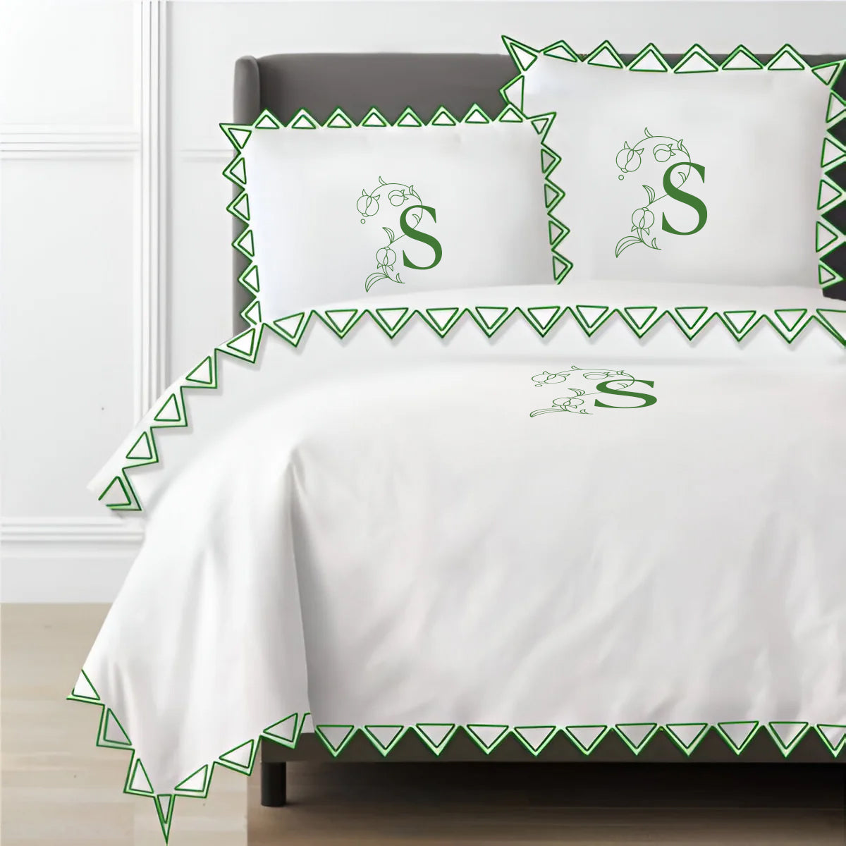 Parure de housse de couette unie en satin de coton 400 fils avec broderie triangulaire Ashley de Monogram