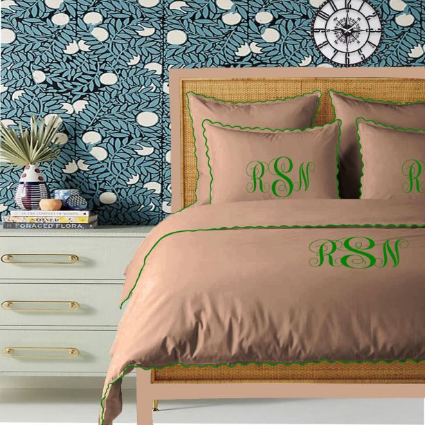 Parure de lit en coton 400 fils, broderie festonnée, monogramme taupe