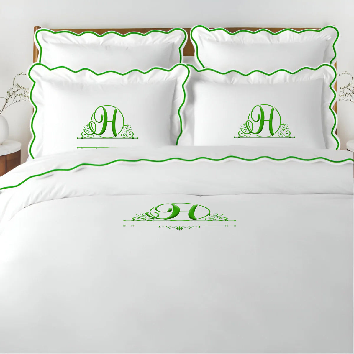 Parure de lit unie en satin de coton 400 fils avec broderie festonnée et monogramme