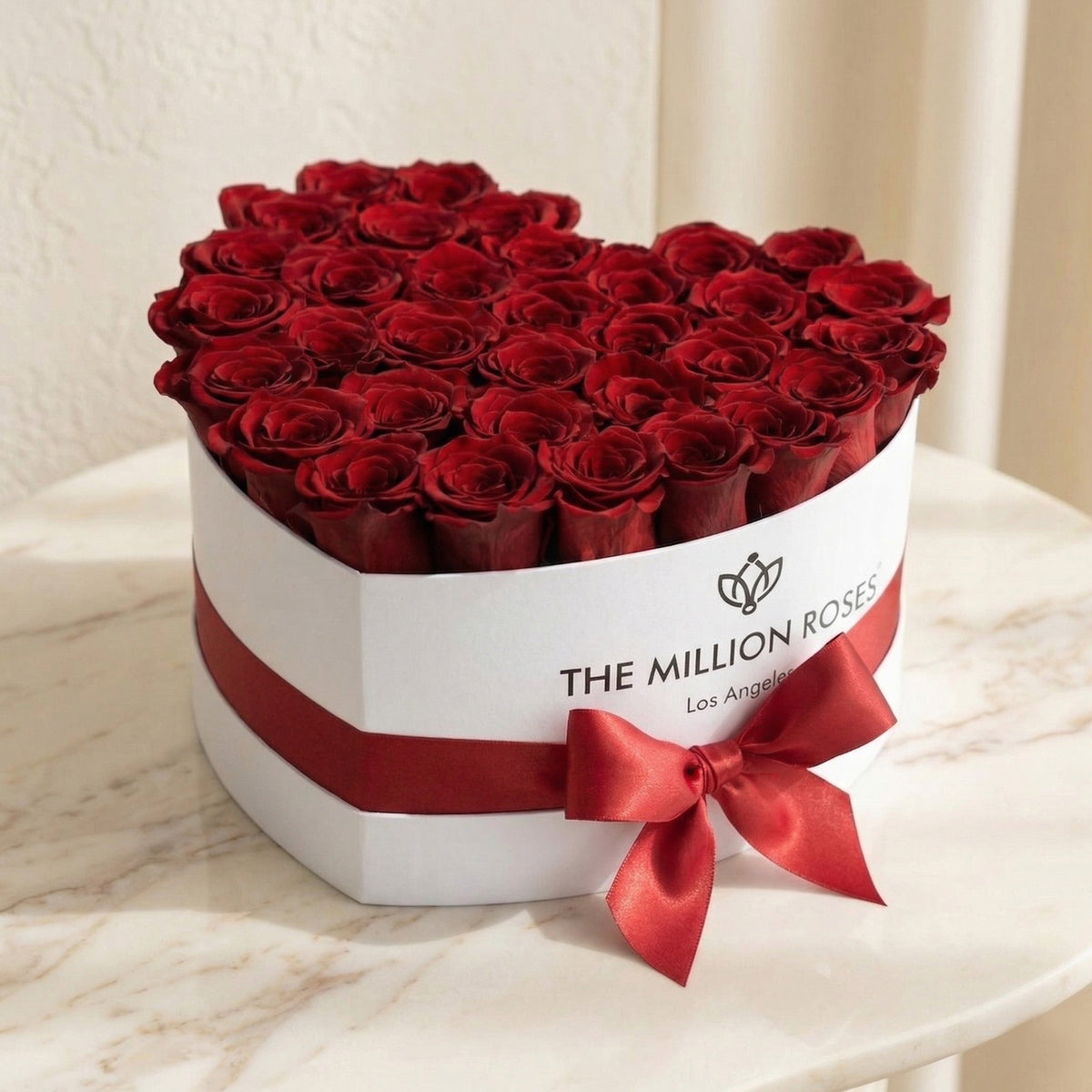 Scatola bianca a forma di cuore | Rose rosse