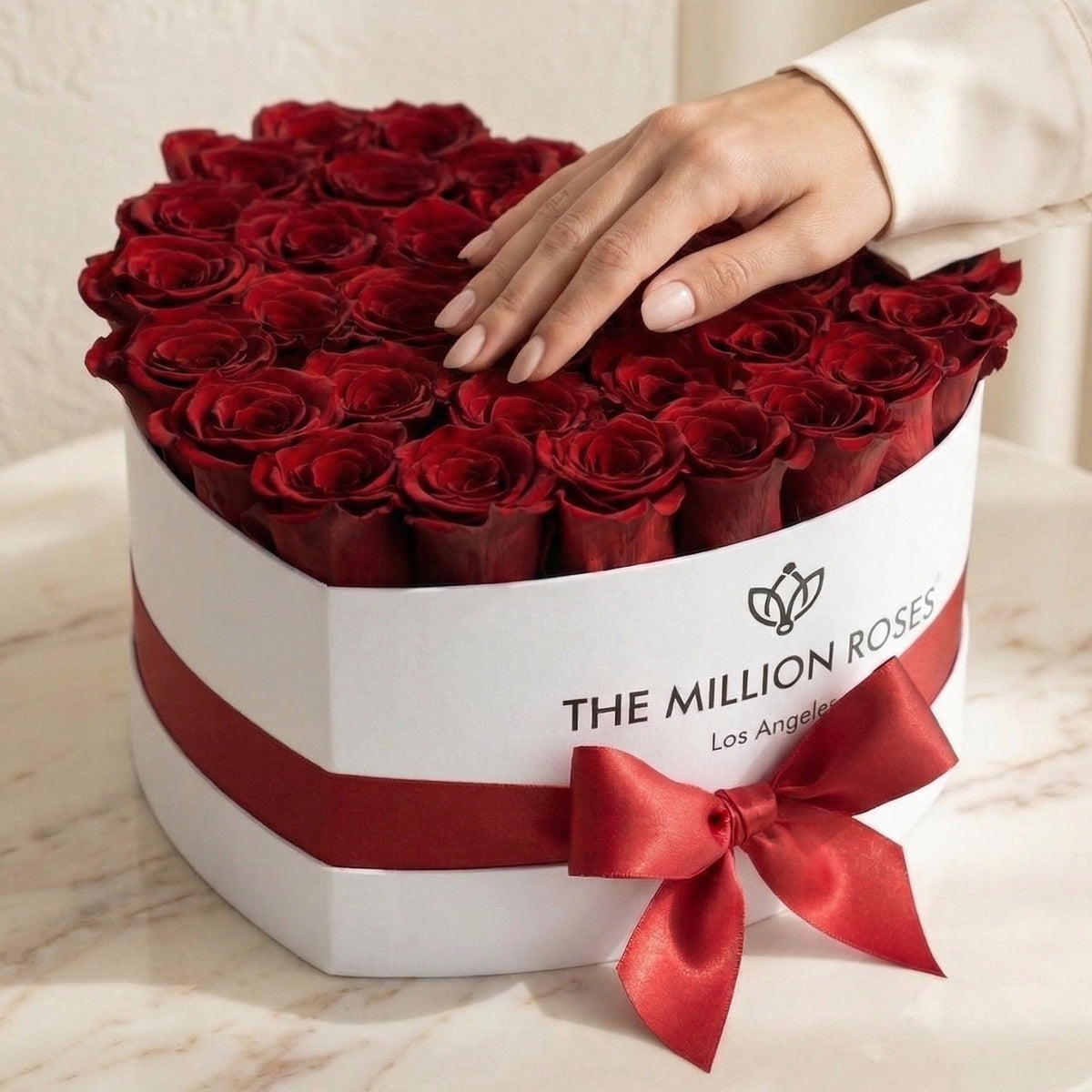 Scatola bianca a forma di cuore | Rose rosse