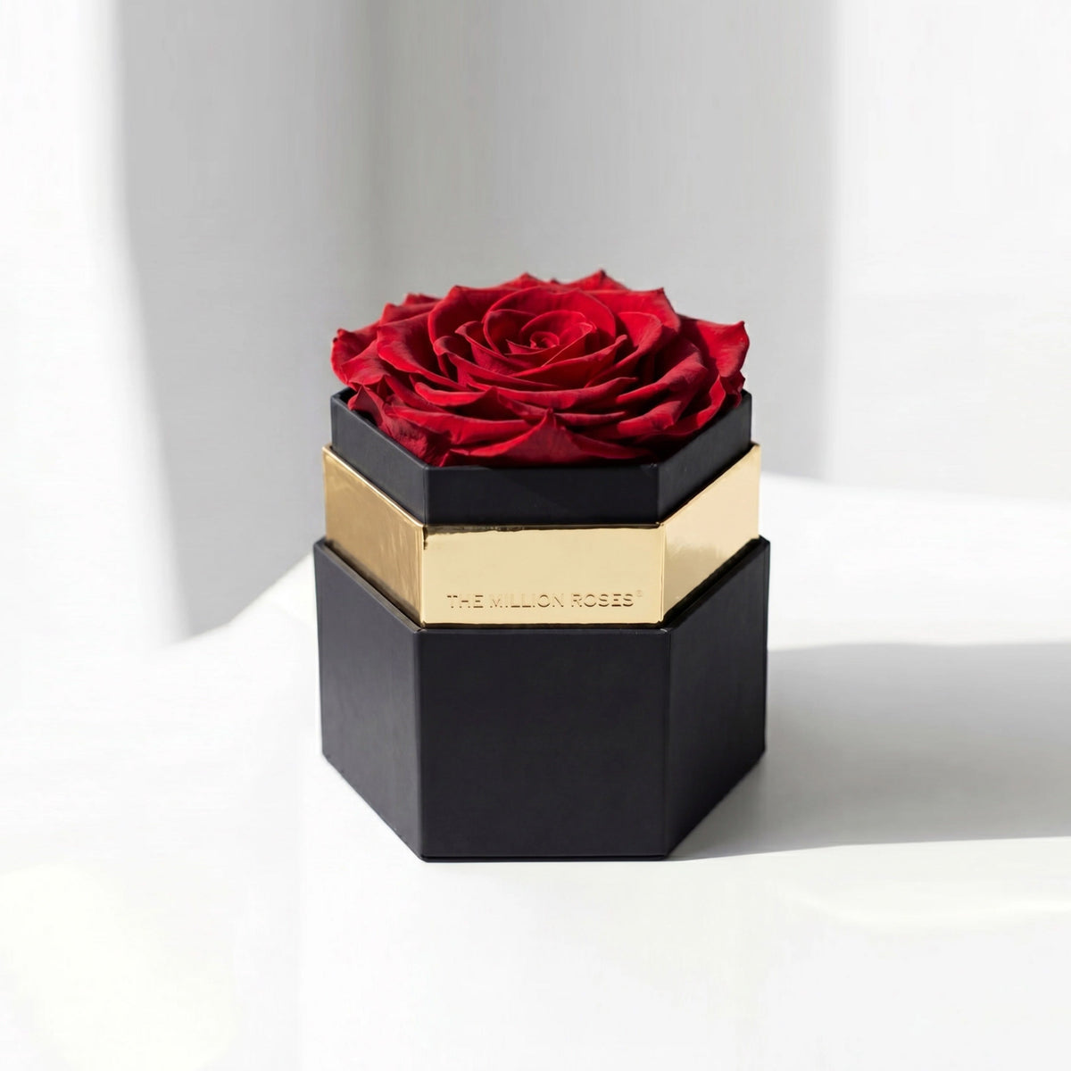 Coffret hexagonal noir One in a Million™ | Rose rouge