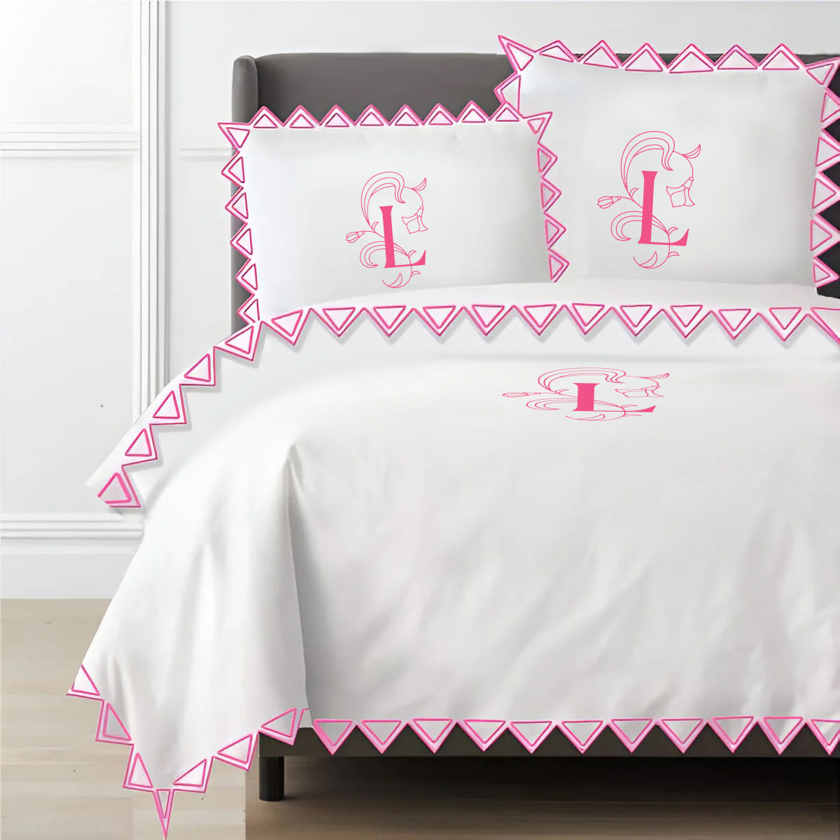 Parure de housse de couette unie en satin de coton 400 fils avec broderie triangulaire Ashley de Monogram