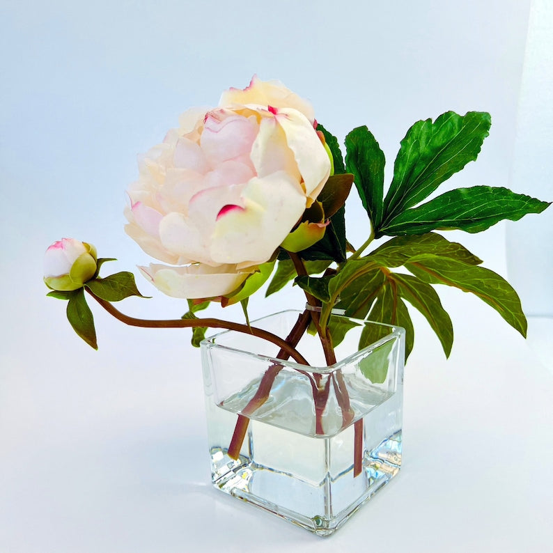 Composition florale de pivoines dans un vase en verre - 25 cm