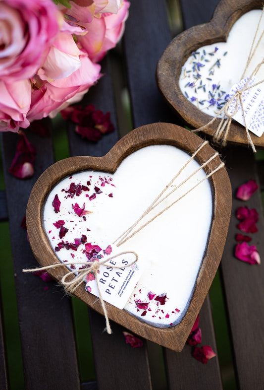 Bougie en forme de cœur dans un bol en bois | Cire de soja à la rose | Cadeau d'amour et de mariage