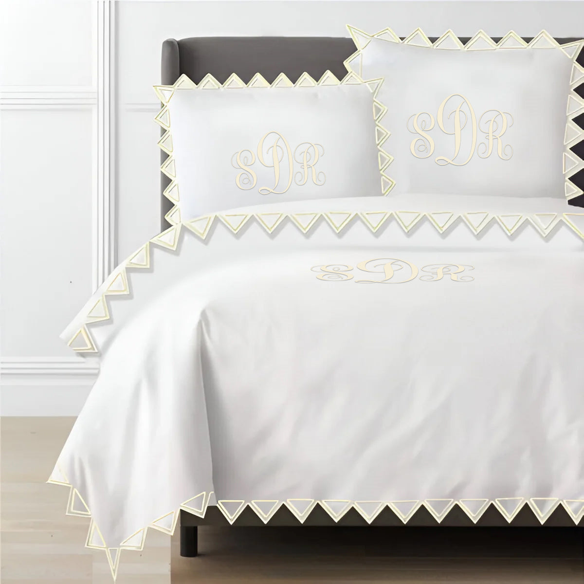 Parure de housse de couette unie en satin de coton 400 fils avec broderie triangulaire Ashley de Monogram